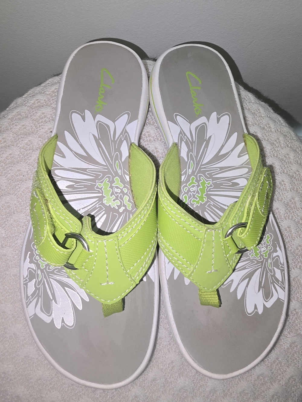 Clarks Neon Green Floral Thong Sandals - Picture 3 of 4